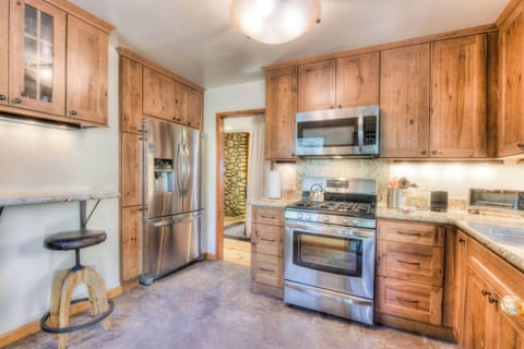 House, Multiple Beds, Patio, Mountain View (Moonlight Cove) | Private kitchen | Fridge, microwave, oven, stovetop