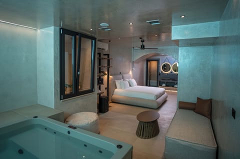 Signature Suite, Private Pool | Egyptian cotton sheets, premium bedding, in-room safe, desk