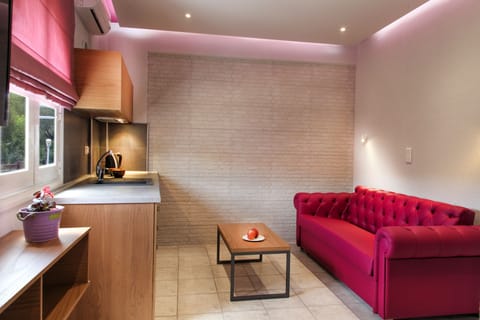 Junior Suite, 1 Bedroom, Garden View | Egyptian cotton sheets, premium bedding, in-room safe, desk