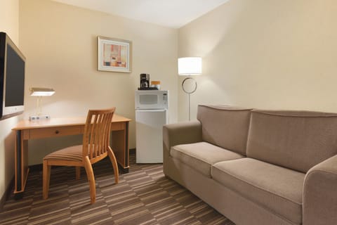 1 Queen Bed (Pool Level) Non-pet friendly | Desk, blackout drapes, iron/ironing board, free cribs/infant beds