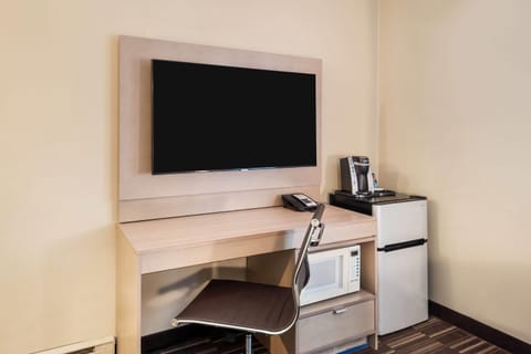 1 Queen 1 Bunkbed (Pool Level) Non-pet friendly | Desk, blackout drapes, iron/ironing board, free cribs/infant beds