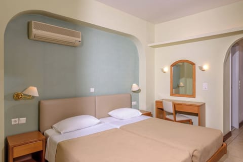 In-room safe, soundproofing, iron/ironing board, free WiFi