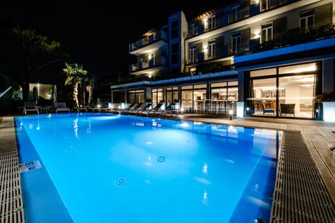 Seasonal outdoor pool, pool umbrellas, sun loungers