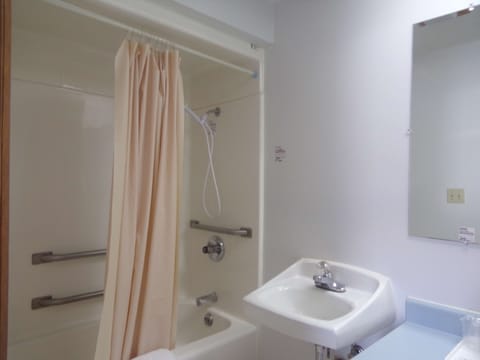 Standard Room, 1 Queen Bed, Non Smoking | Desk, free WiFi, bed sheets