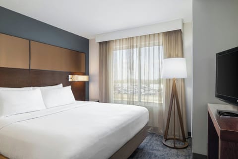 Studio, 1 King Bed with Sofa bed | In-room safe, desk, laptop workspace, iron/ironing board