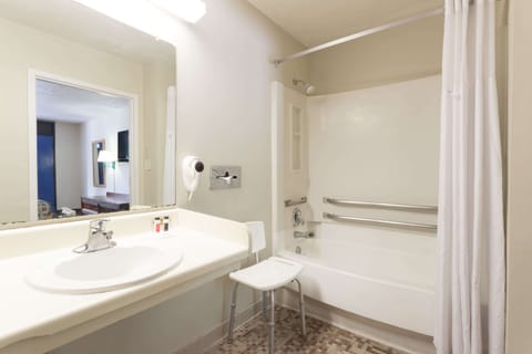 Standard Room, 1 King Bed, Accessible | Bathroom | Free toiletries, hair dryer, towels