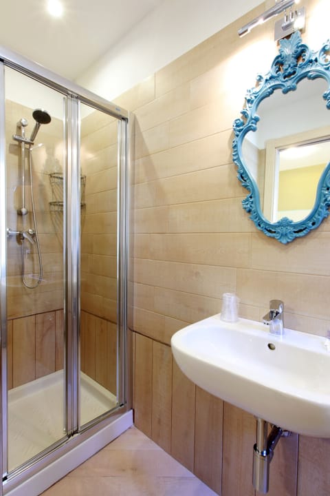 Junior Suite | Bathroom | Shower, free toiletries, hair dryer, bidet