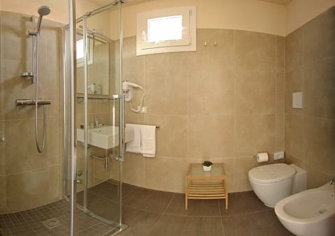 Shower, free toiletries, hair dryer, bidet