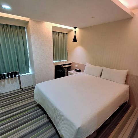 Deluxe Double Room | Desk, free WiFi, bed sheets
