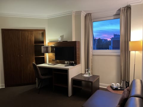 Standard Double Room, 1 King Bed | Living area | Flat-screen TV