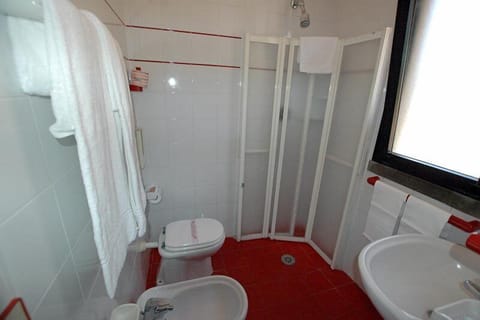 Standard Double Room | Bathroom | Shower, free toiletries, hair dryer, bidet