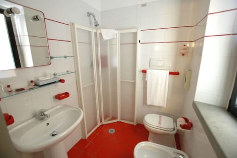 Classic Double or Twin Room, Balcony | Bathroom | Shower, free toiletries, hair dryer, bidet