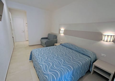 Superior Room | Minibar, in-room safe, desk, blackout drapes