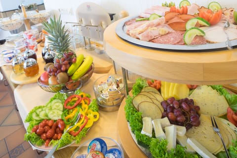 Free daily buffet breakfast