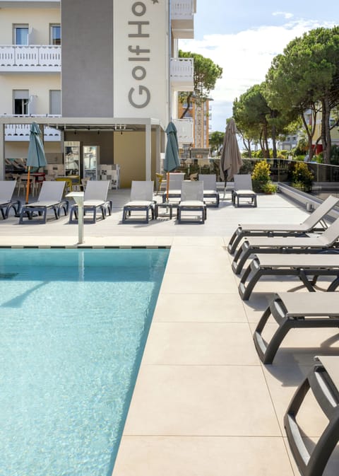 Seasonal outdoor pool, pool umbrellas, sun loungers