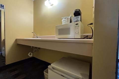 Suite, 1 King Bed | Desk, laptop workspace, iron/ironing board, free WiFi