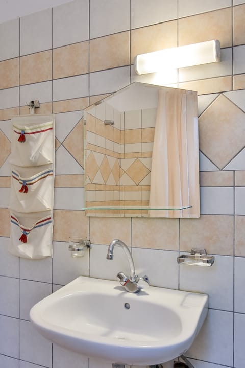 Apartment, 2 Bedrooms | Bathroom | Shower, designer toiletries, hair dryer, towels