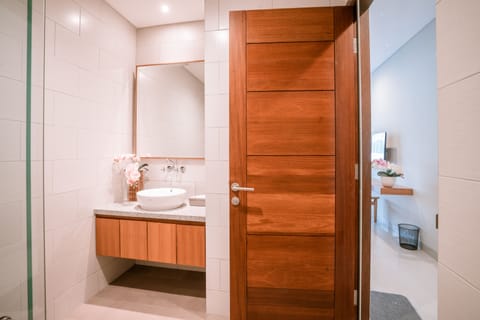 Shower, towels, soap, shampoo