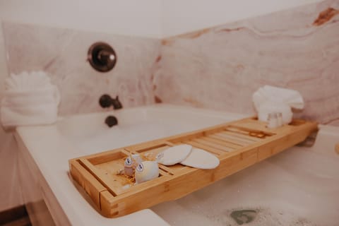 Jetted Bliss King Retreat | Deep soaking bathtub