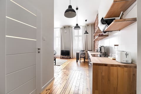 Design Studio Suite | Private kitchenette | Fridge, stovetop, dishwasher, coffee/tea maker