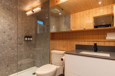 Deluxe Bungalow, Hot Tub | Bathroom | Free toiletries, hair dryer, towels, soap