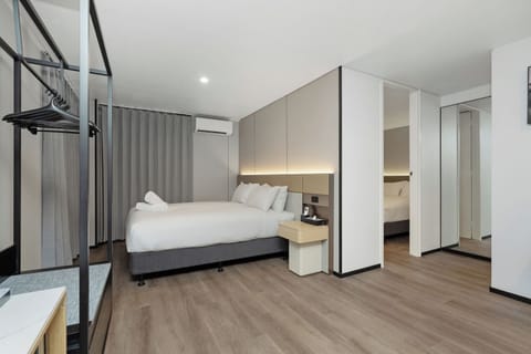 Deluxe Studio Suite | 1 bedroom, desk, iron/ironing board, free WiFi