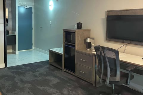 Deluxe Suite, 1 Queen Bed, Non Smoking | Premium bedding, individually decorated, individually furnished, desk