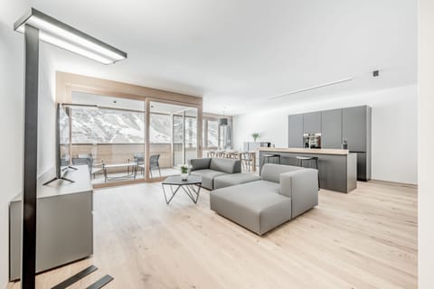 Schalfkogl AB | Living area | 41-inch flat-screen TV with cable channels, TV