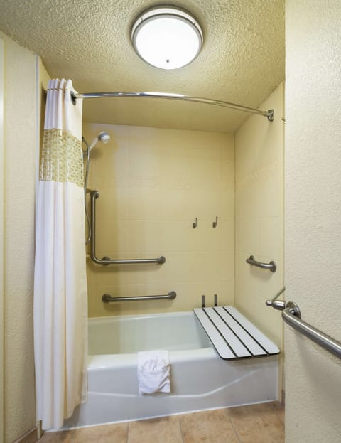 Room, 1 Double Bed, Accessible, Non Smoking (Bathtub, Mobility) | Bathroom | Combined shower/tub, hair dryer, towels