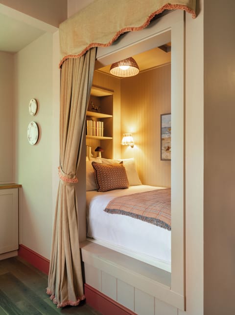 Egyptian cotton sheets, premium bedding, down comforters, pillowtop beds