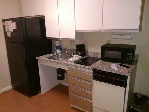 Full-size fridge, microwave, stovetop, dishwasher