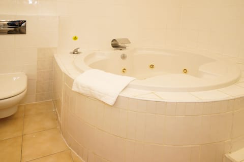 Suite | Bathroom | Free toiletries, hair dryer, towels