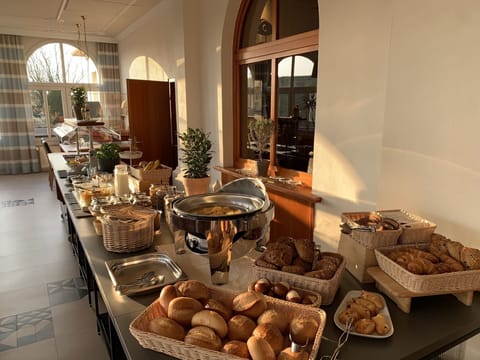 Free daily buffet breakfast