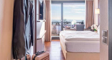 Standard Doppelzimmer mit Seeblick | Hypo-allergenic bedding, minibar, in-room safe, desk