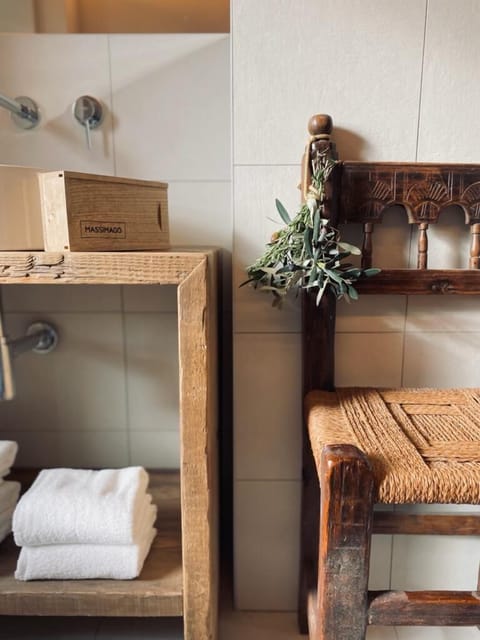 Rainfall showerhead, bidet, towels