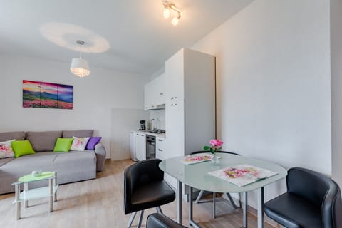 Apartment (One Bedroom Apartment) | Dining room