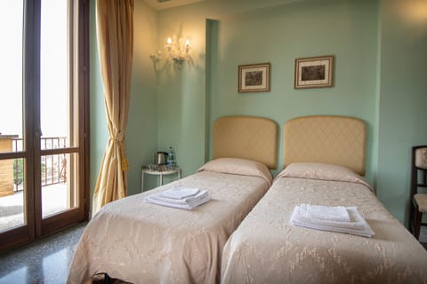 Comfort Quadruple Room | Hypo-allergenic bedding, individually decorated, individually furnished