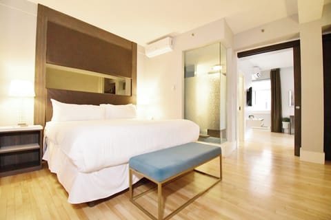 Executive Suite, 1 King Bed, Bathtub | Egyptian cotton sheets, premium bedding, pillowtop beds, desk