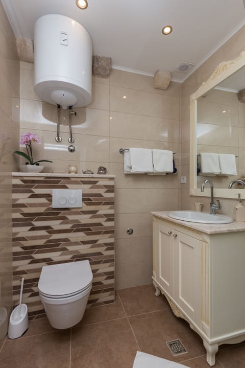 Twin Room (Superior Double Room - Soba 3) | Bathroom | Shower, towels