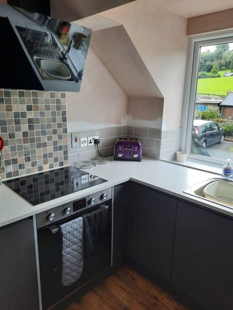 Cottage | Private kitchen | Fridge, microwave, oven, stovetop