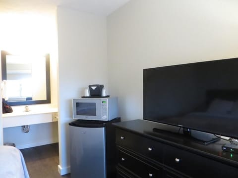 Standard Studio, 1 Queen Bed, Refrigerator & Microwave, Lake View | Pillowtop beds, soundproofing, free WiFi, bed sheets