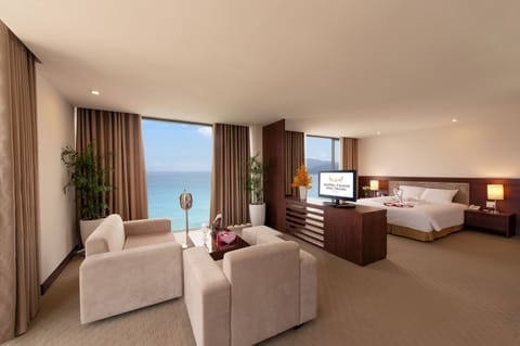Executive Suite  | Minibar, in-room safe, desk, blackout drapes