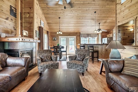 Basic Cabin | Living room