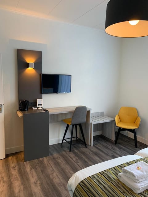 Double Room | Living area | 32-inch TV with cable channels