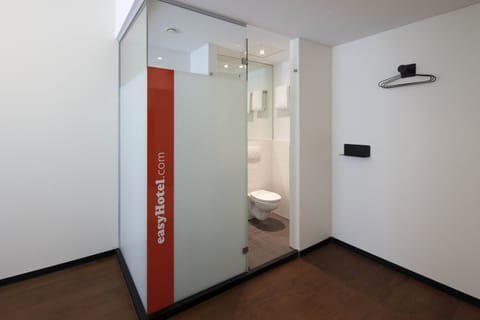 Triple Room | Bathroom | Shower, eco-friendly toiletries, hair dryer, towels