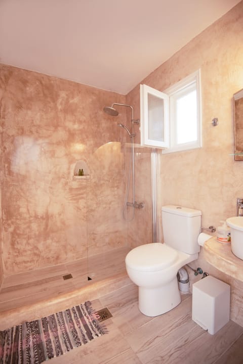 Triple Room | Bathroom | Shower, hair dryer, towels