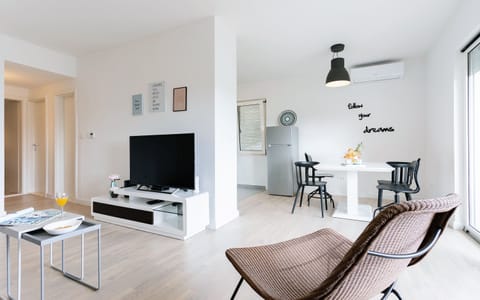 Apartment (Comfort Two Bedroom Apartment with Ba) | Living room | Flat-screen TV