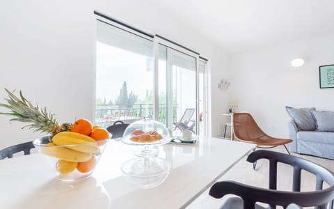 Apartment (Comfort Two Bedroom Apartment with Ba) | Living room | Flat-screen TV