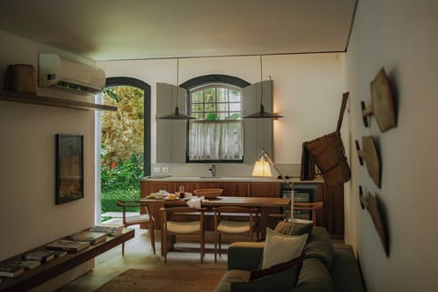 Suíte Paraty Mirim | Minibar, in-room safe, individually decorated, individually furnished