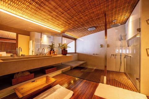 Suíte Paraty | Bathroom | Shower, rainfall showerhead, free toiletries, hair dryer